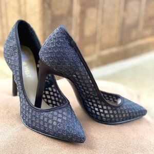 NINE WEST SIZE 4 BLACK LACE PUMPS